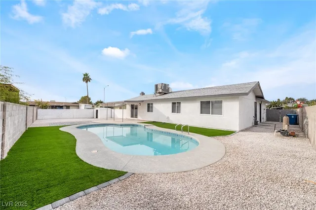 $479,999 | 652 Red Lake Way, Las Vegas, NV 89110