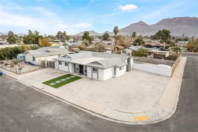 $479,999 | 652 Red Lake Way, Las Vegas, NV 89110