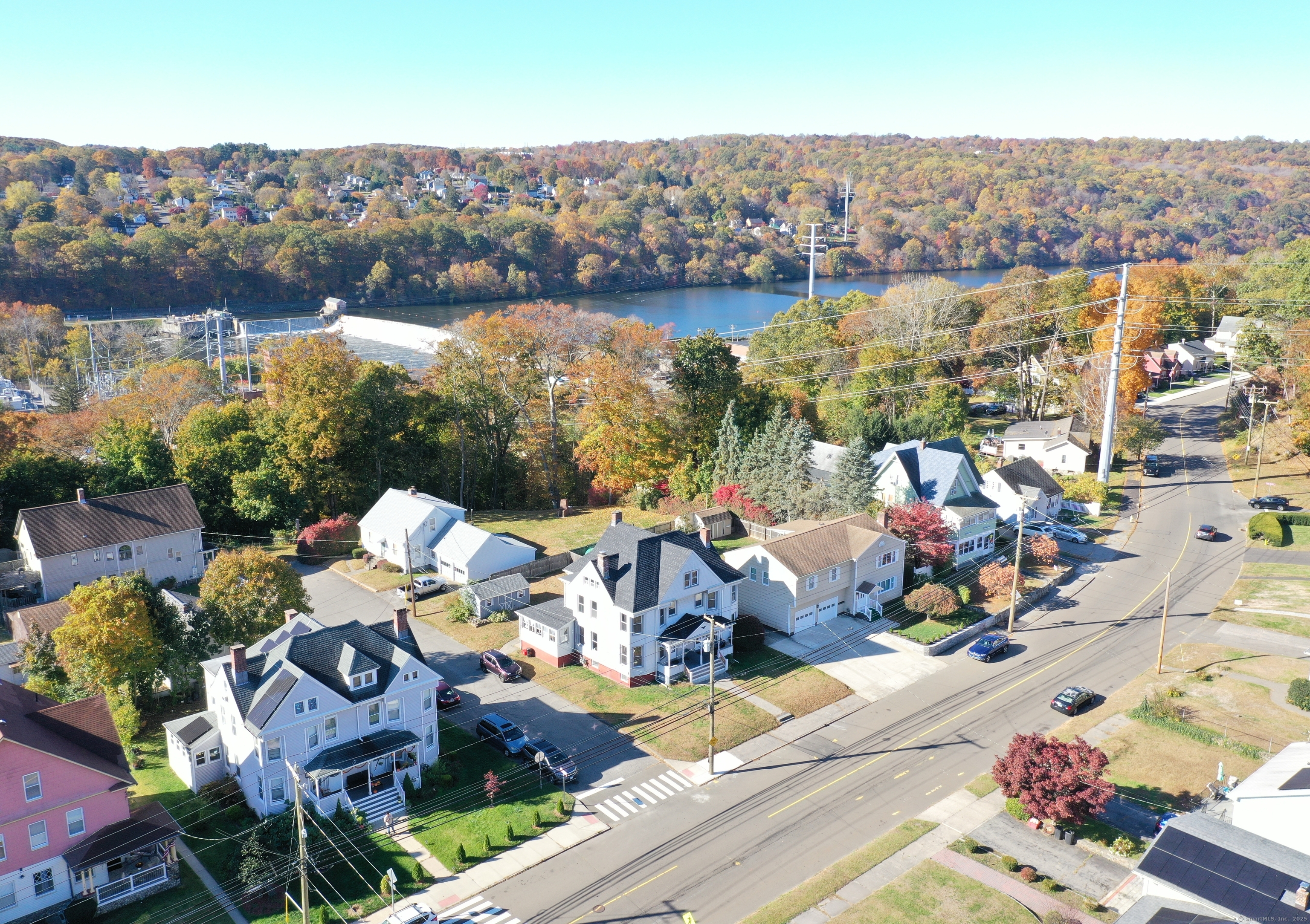 154 Hawthorne Avenue Derby, CT 06418 - Photo 3 of 40