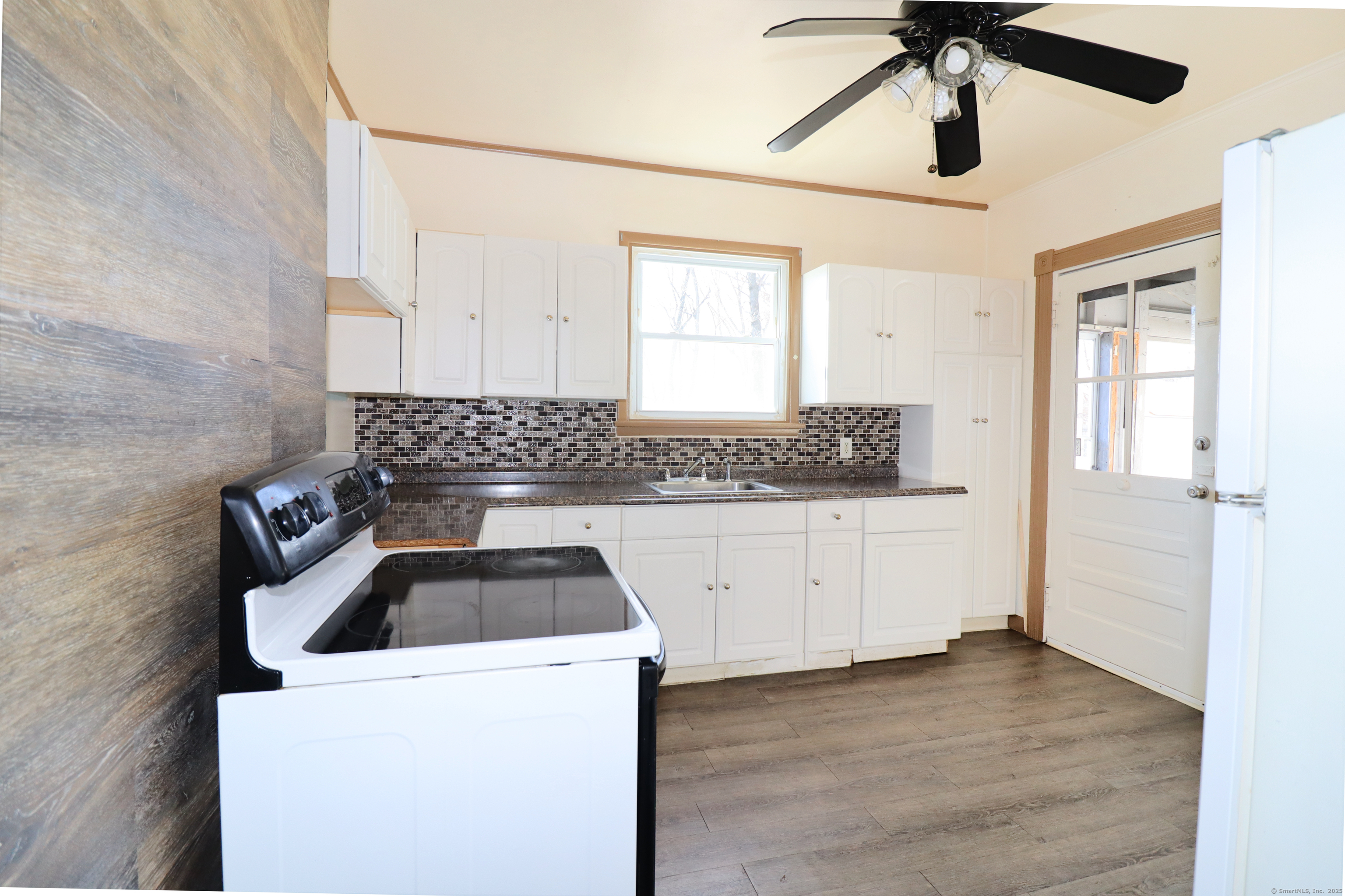 154 Hawthorne Avenue Derby, CT 06418 - Photo 31 of 40 156 Unit Pictures were taken before tenants moved in.