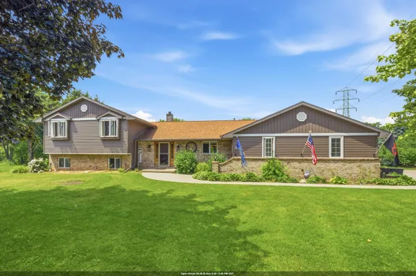 $599,900 | 926 Millbrook Drive, Neenah, WI 54956