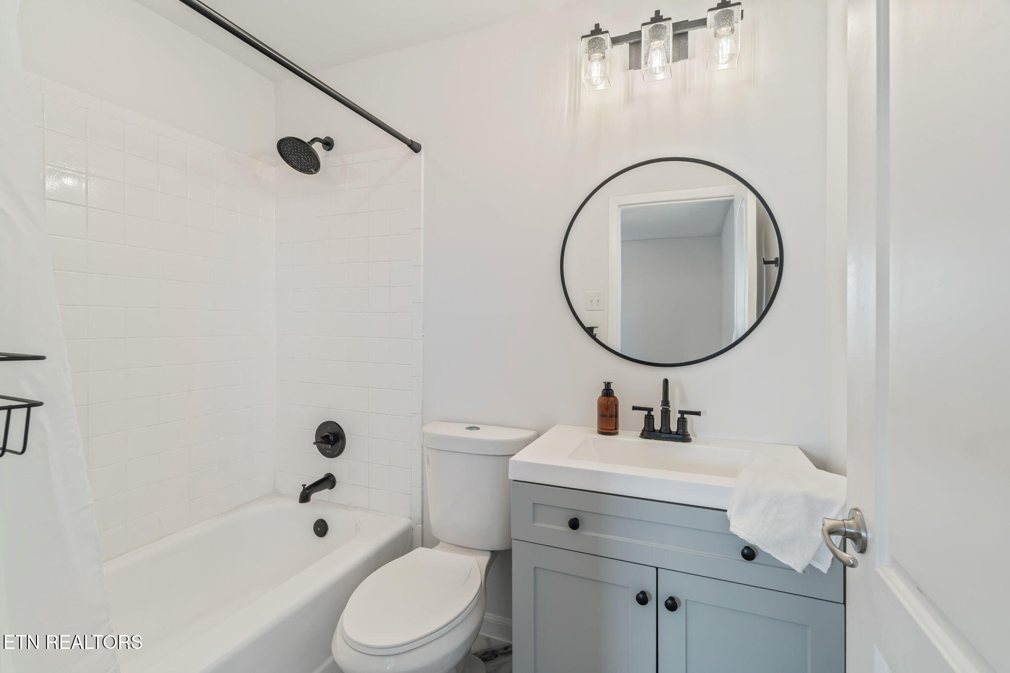 7620 Cedarcrest Road Knoxville, TN 37938 - Photo 26 of 53 Primary Ensuite