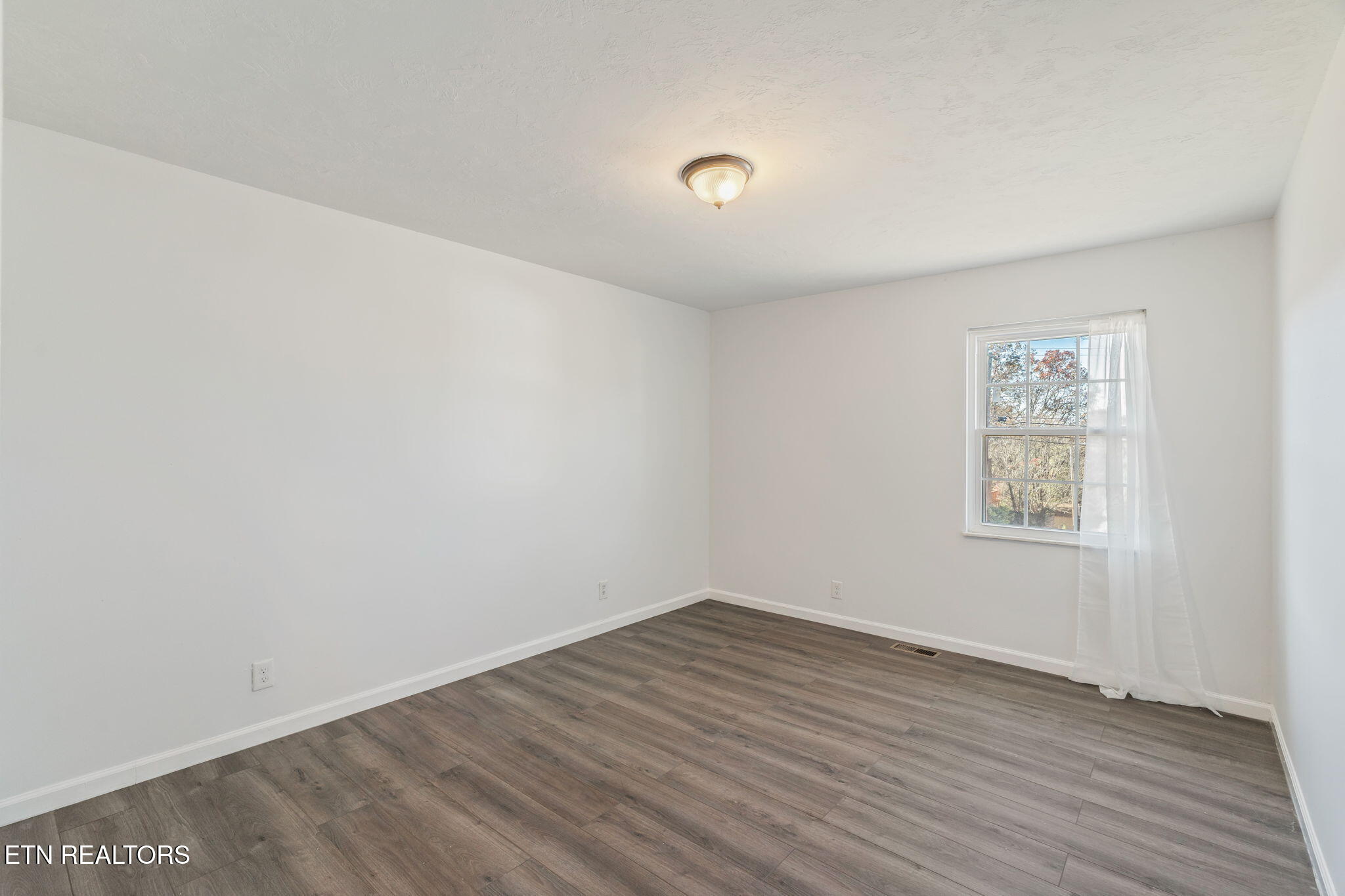 7620 Cedarcrest Road Knoxville, TN 37938 - Photo 27 of 53 Second Guest Bedroom