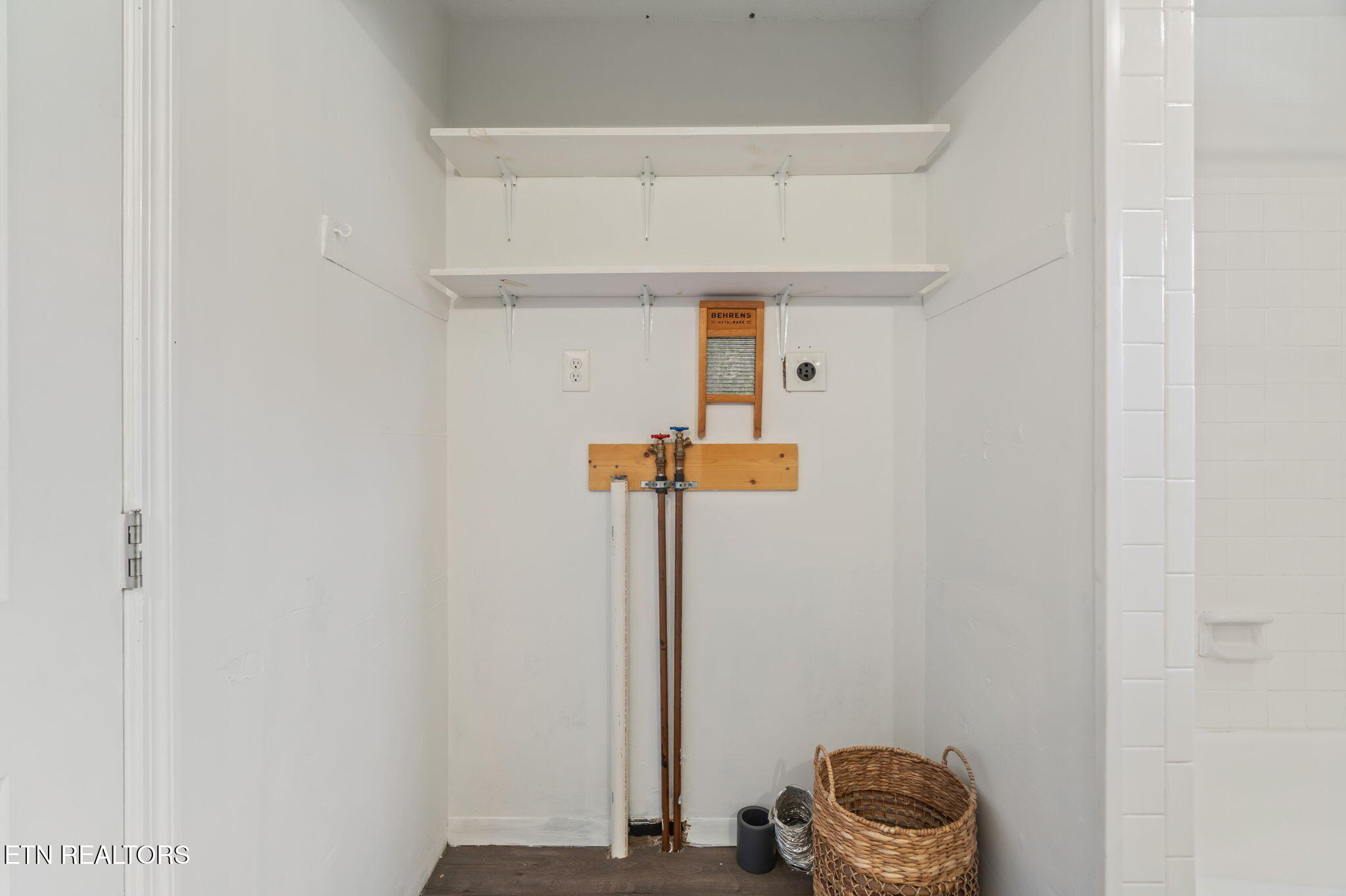 7620 Cedarcrest Road Knoxville, TN 37938 - Photo 32 of 53 Laundry Hookups