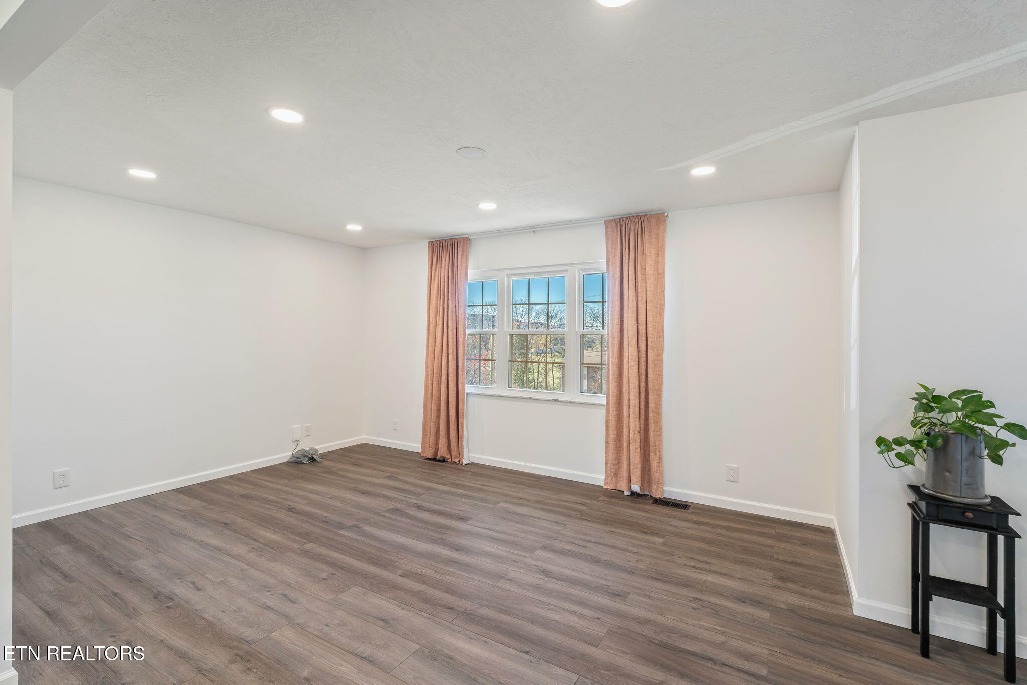 7620 Cedarcrest Road Knoxville, TN 37938 - Photo 8 of 53 Living Room