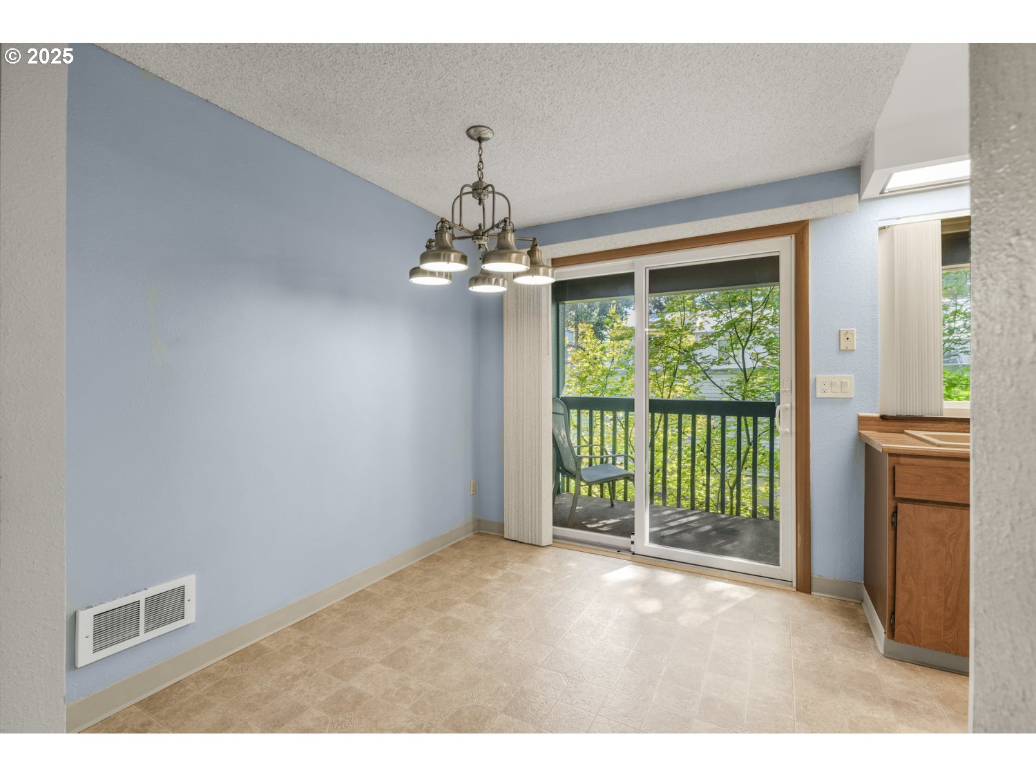 650 Southwest Meadow Drive, Unit 218 Beaverton, OR 97006 - Photo 12 of 25 a very nice looking room with a large window