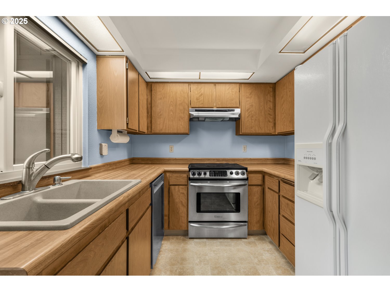 650 Southwest Meadow Drive, Unit 218 Beaverton, OR 97006 - Photo 8 of 25 a kitchen with a sink stove and cabinets