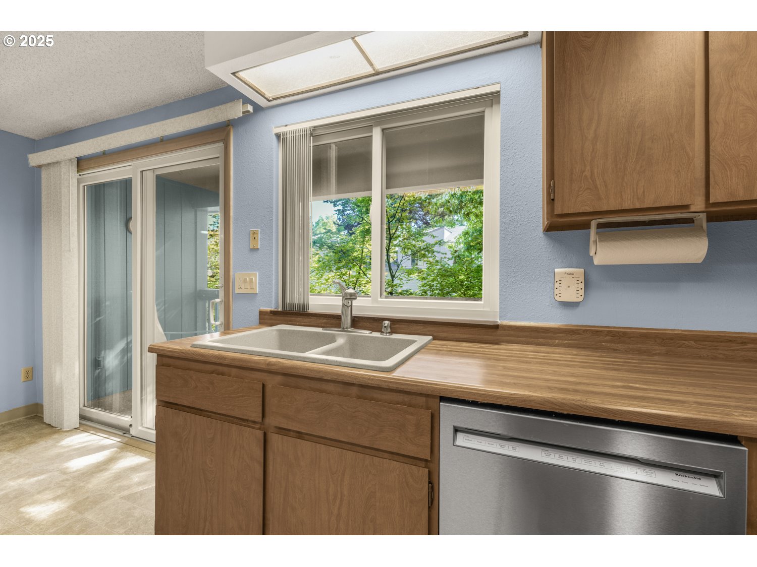 650 Southwest Meadow Drive, Unit 218 Beaverton, OR 97006 - Photo 9 of 25 a kitchen with a sink and a window