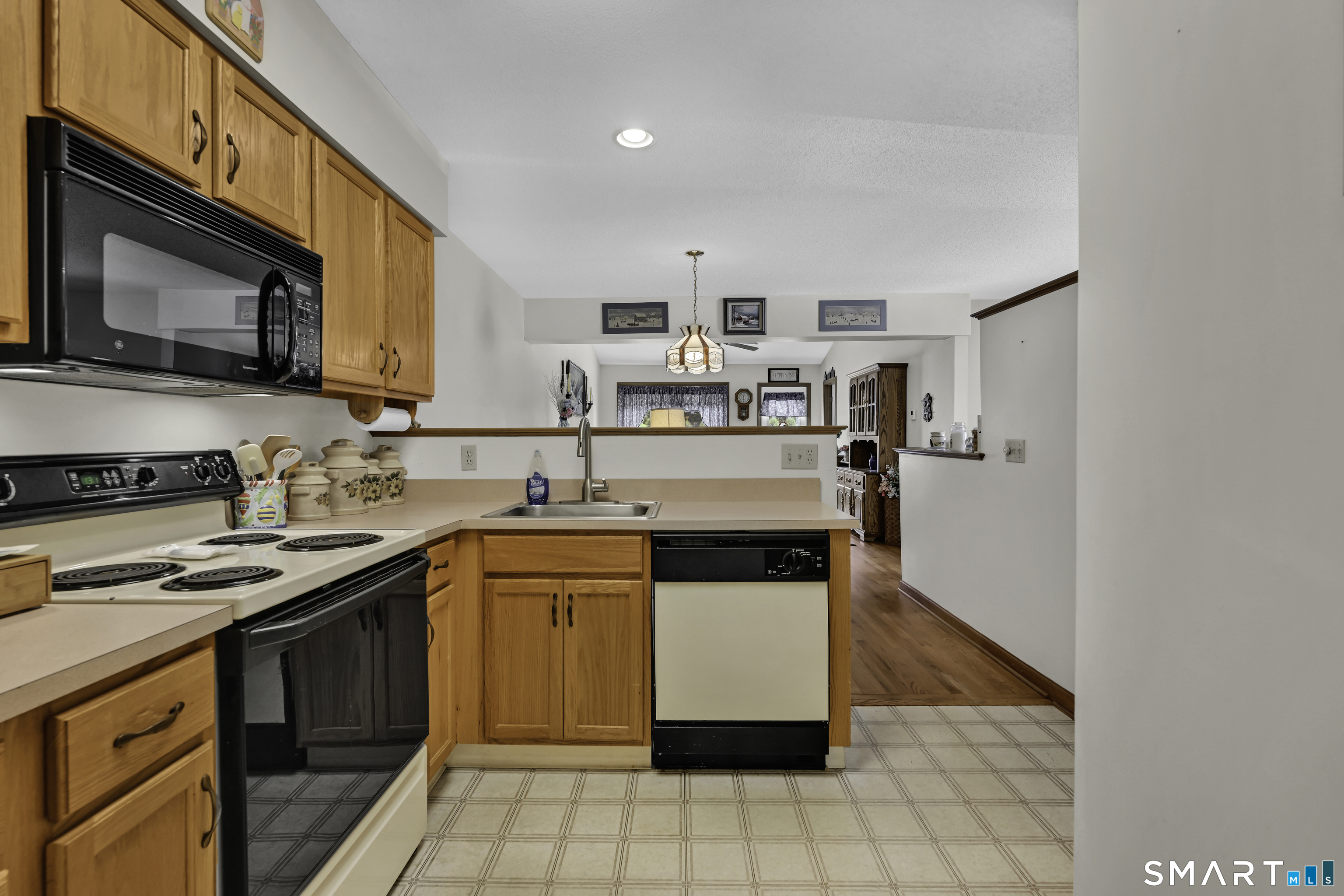 621 Overlook Path, Unit 621 Southington, CT 06489 - Photo 6 of 34