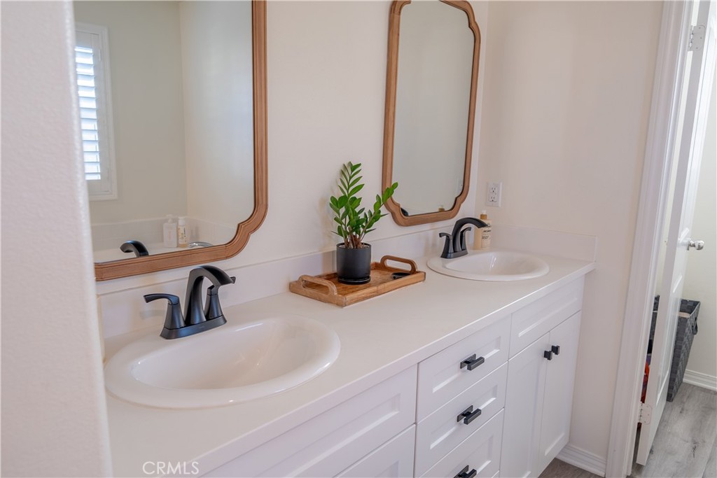 7927 Griffith Peak Street Riverside, CA 92507 - Photo 17 of 28 Master bath