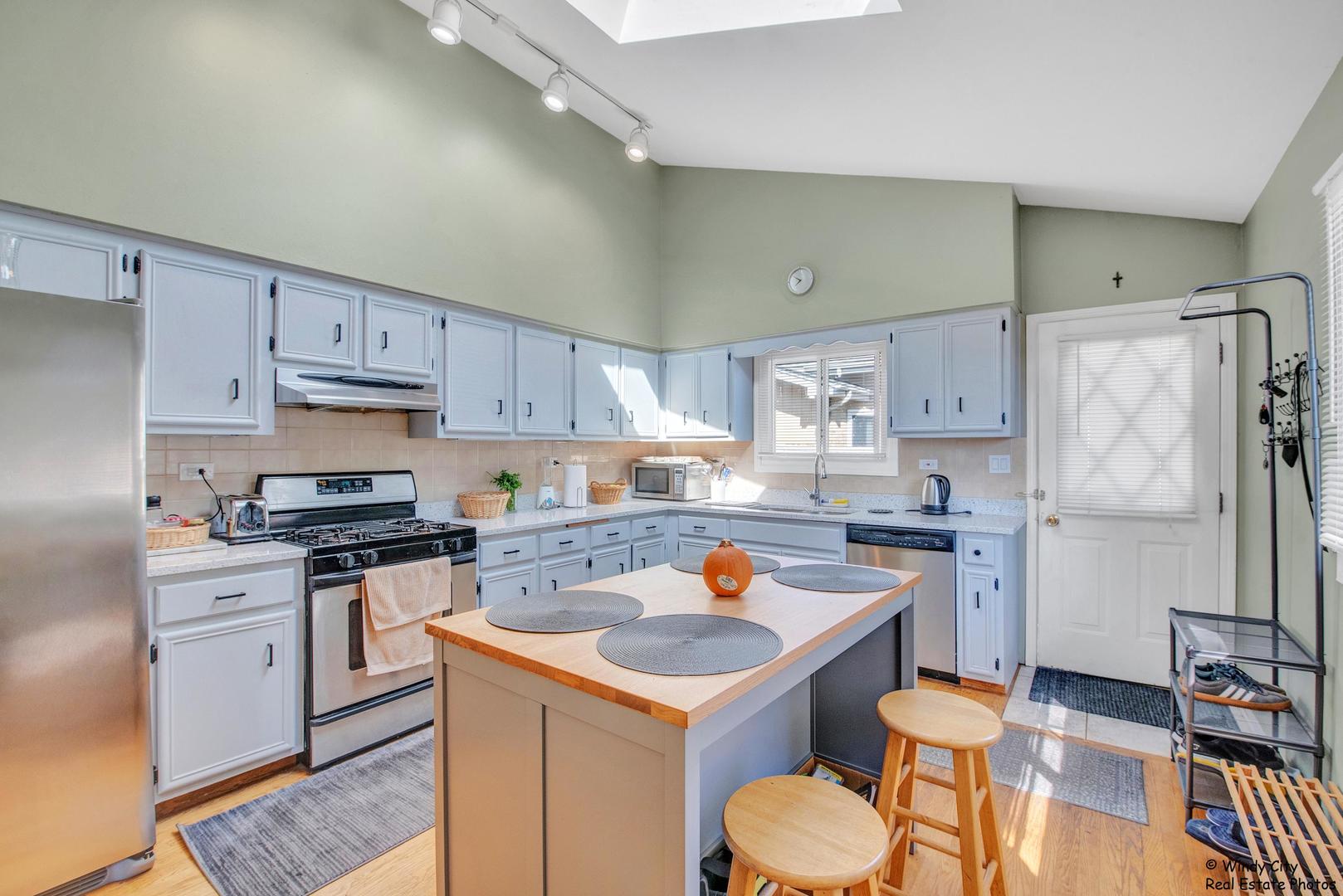 152 May Street Addison, IL 60101 - Photo 3 of 17