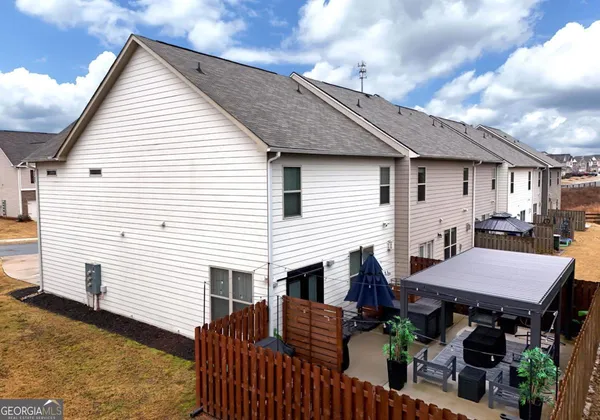 a view of a dinning table and chairs in patio