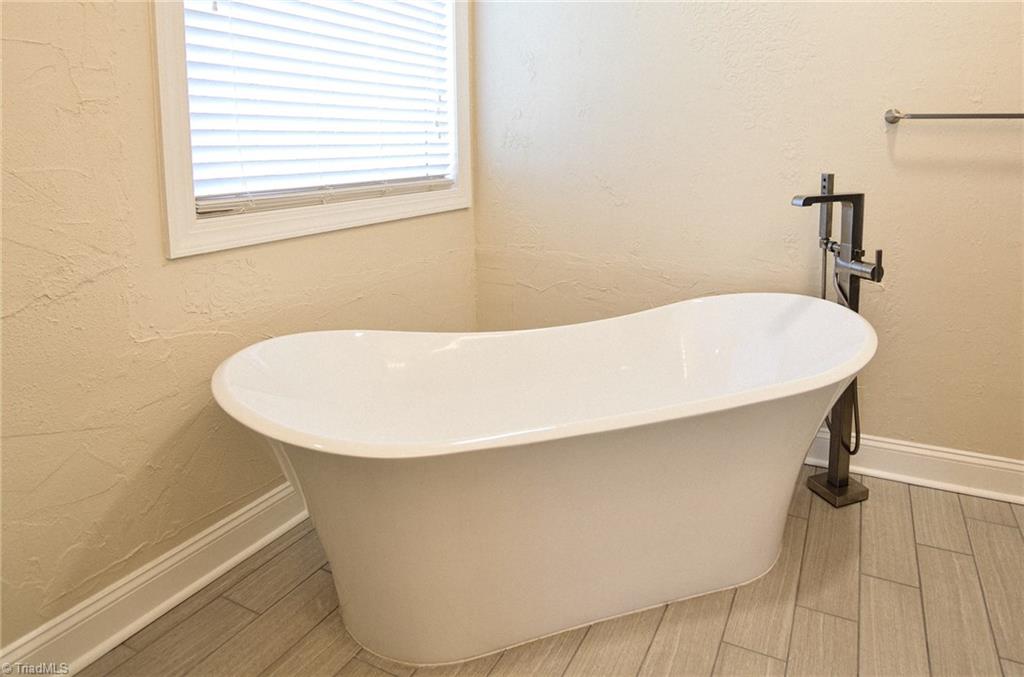 2029 Rossmore Road Clemmons, NC 27012 - Photo 13 of 30 Beautiful soaking tub!