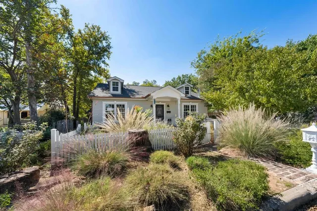 $1,149,000 | 105 East Centre Street, Fredericksburg, TX 78624