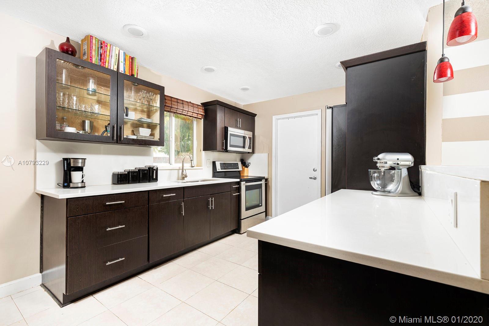 11277 Southwest 111th Court Road Miami, FL 33176 - Photo 5 of 13 Kitchen with quartz counter tops