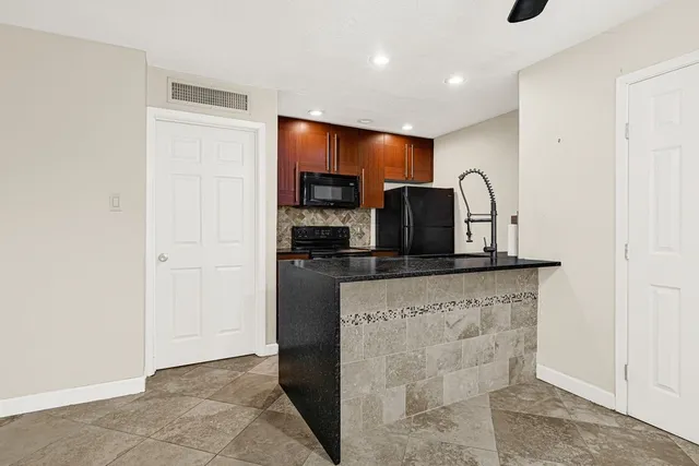 $950 | 3224 Timmons Lane, Unit 130, Houston, TX 77027