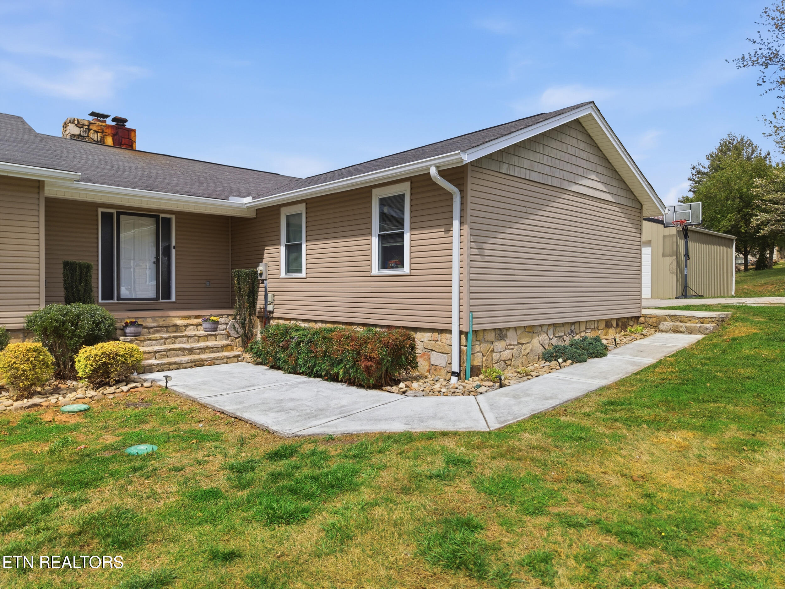 127 Evans Road Greenback, TN 37742 - Photo 6 of 43 6_127_evans_rd_0014