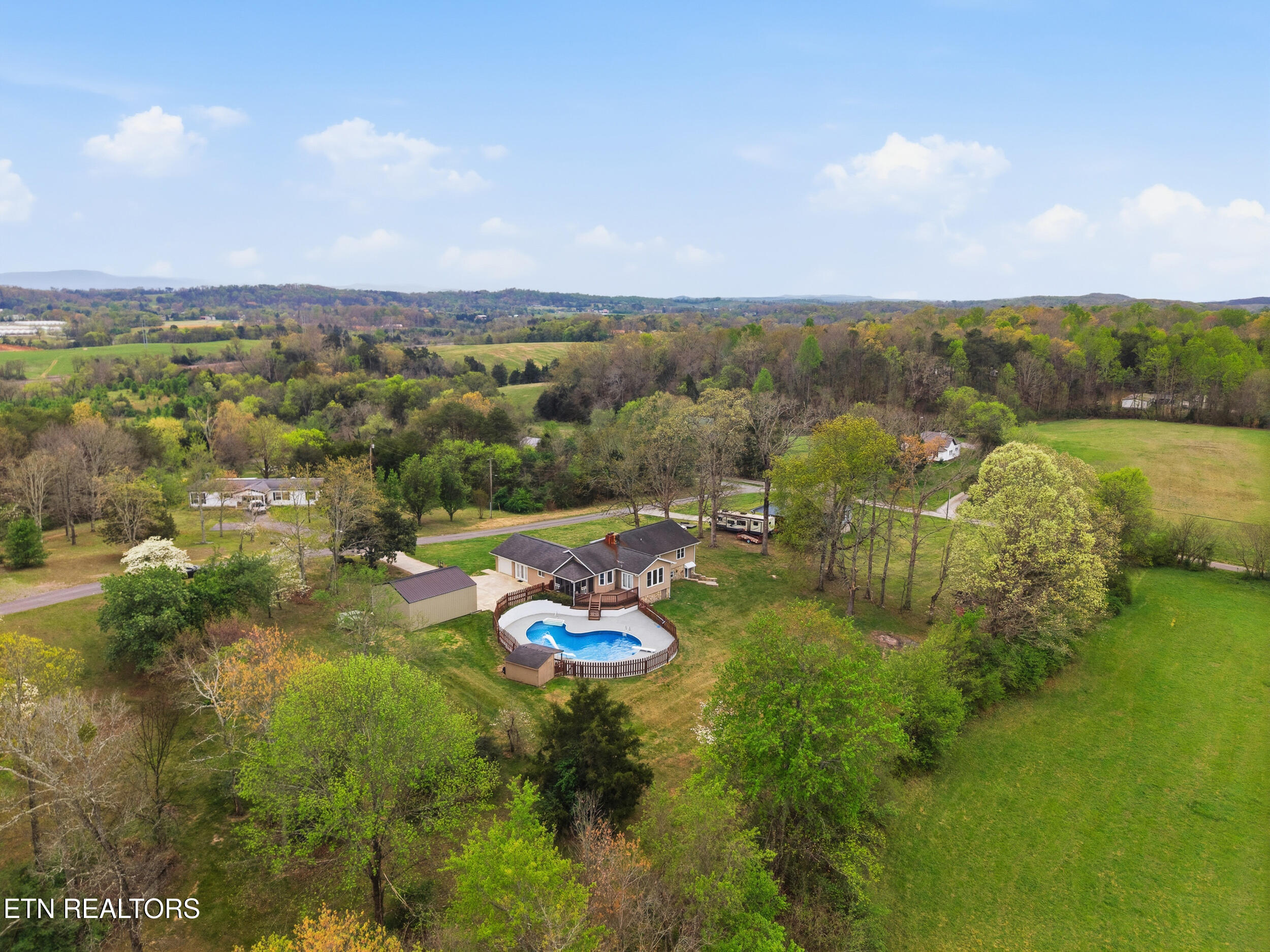 127 Evans Road Greenback, TN 37742 - Photo 9 of 43 9_127_evans_rd_0023