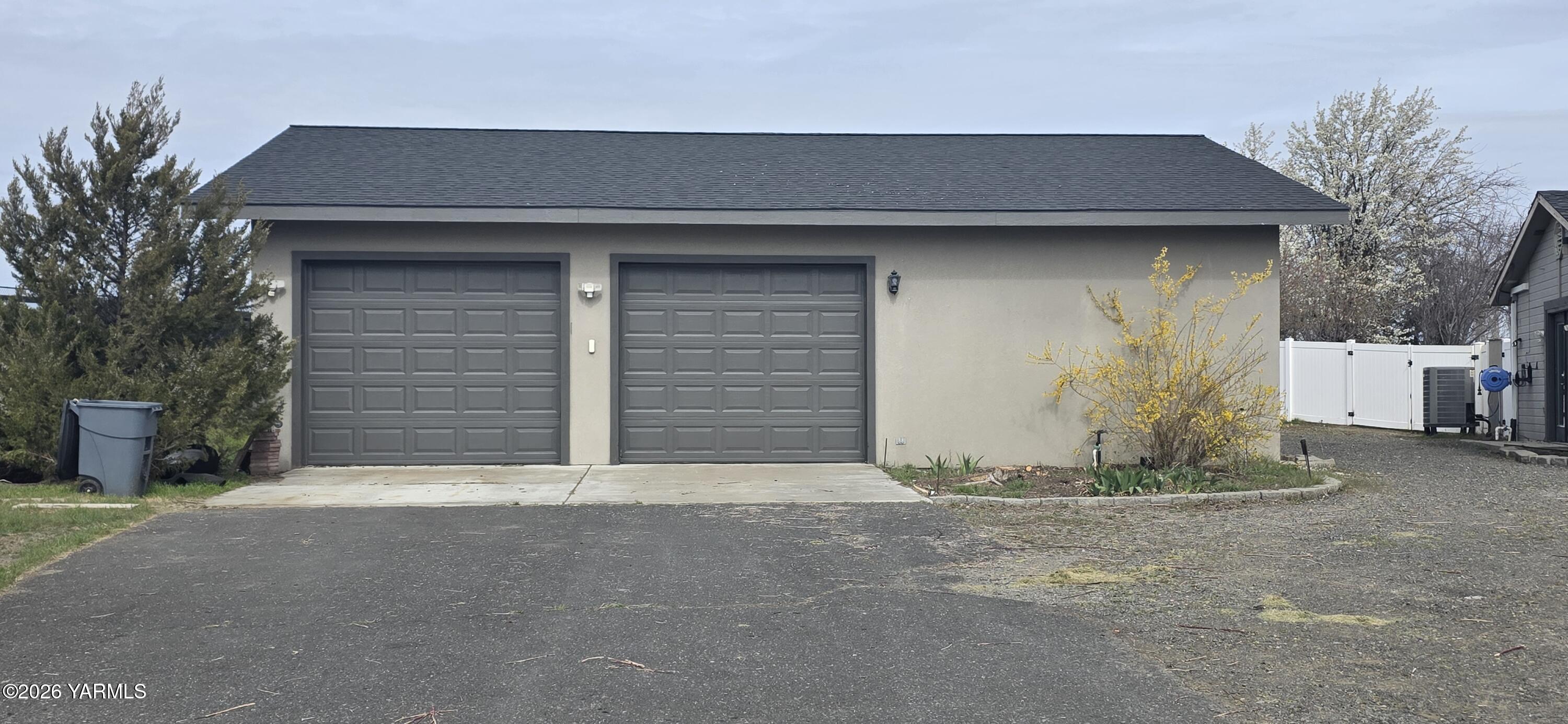 8601 Scenic Drive Yakima, WA 98908 - Photo 41 of 52 a front view of a house