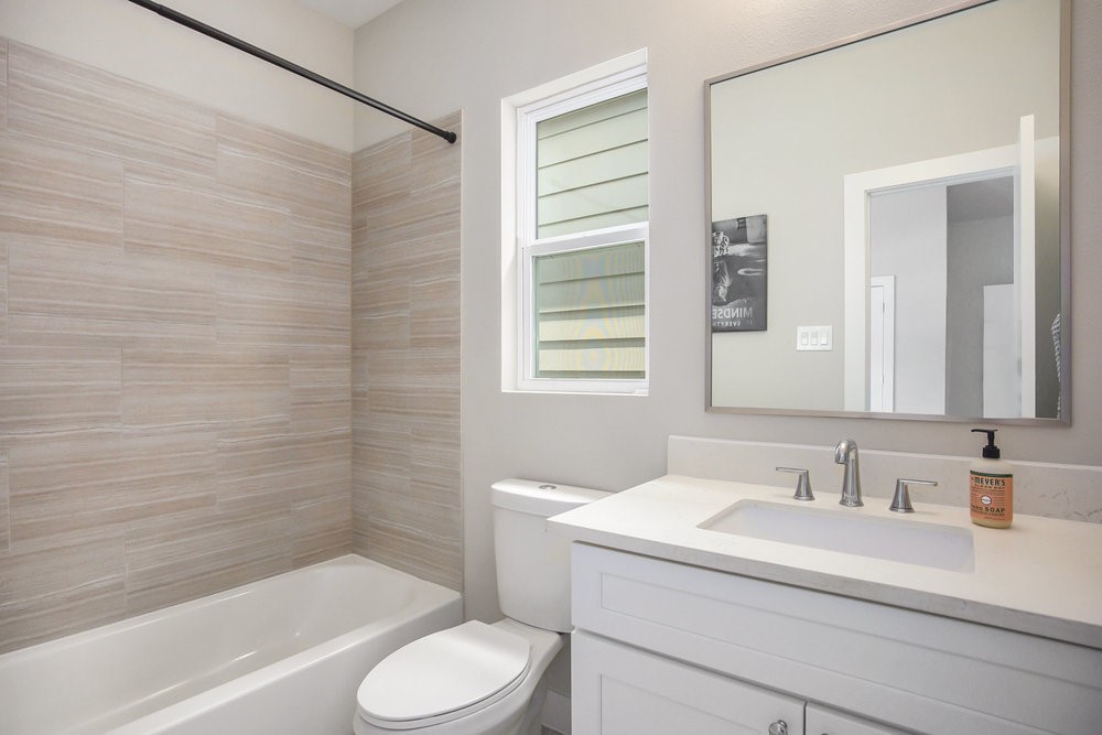 5518 Rosslyn Road Houston, TX 77091 - Photo 13 of 19 Secondary bathroom for front bedroom