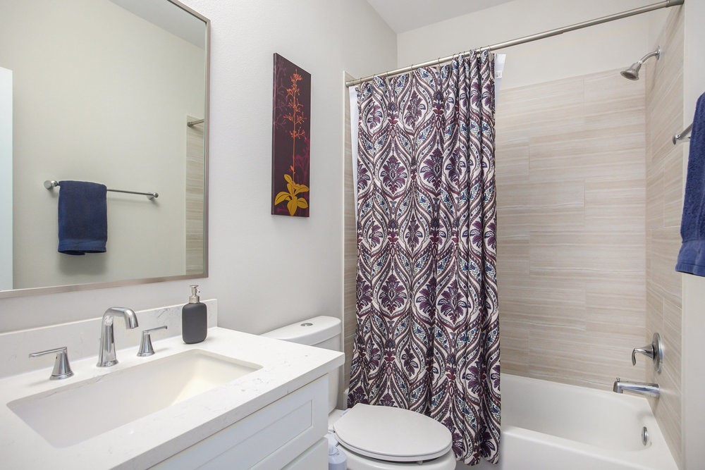 5518 Rosslyn Road Houston, TX 77091 - Photo 15 of 19 Third bathroom