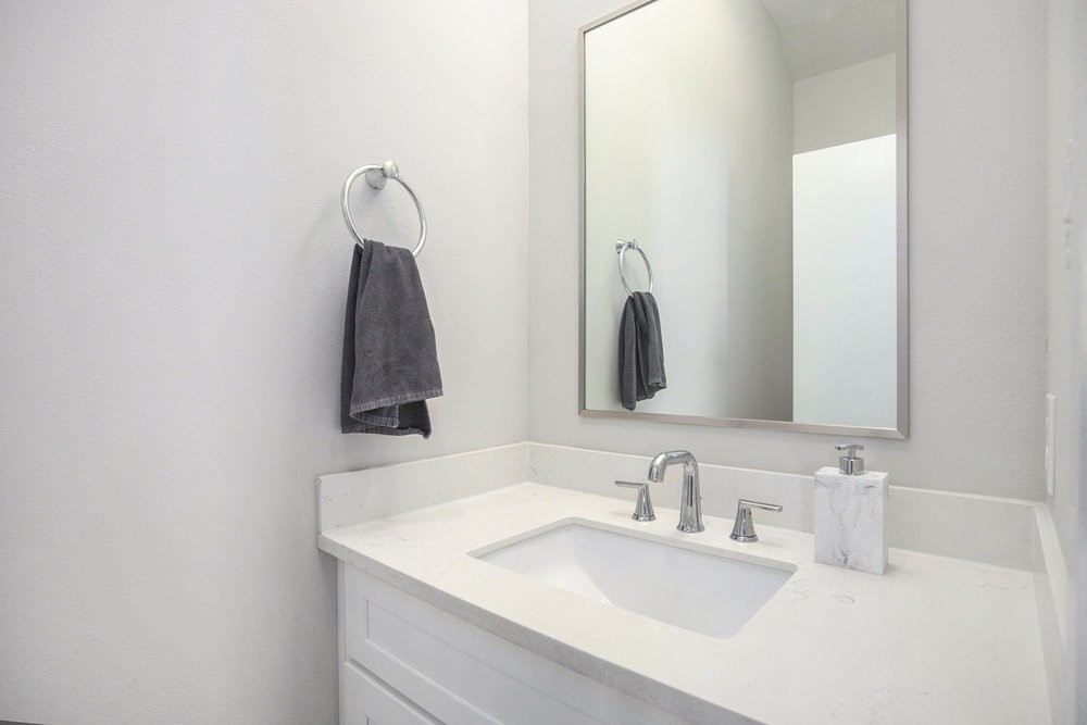 5518 Rosslyn Road Houston, TX 77091 - Photo 16 of 19 Hallway bathroom downstairs