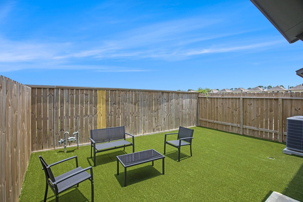5518 Rosslyn Road Houston, TX 77091 - Photo 18 of 19 Low maintenance turf yard!