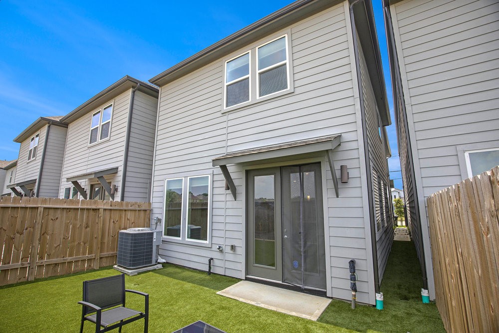 5518 Rosslyn Road Houston, TX 77091 - Photo 19 of 19 Another view of the backyard