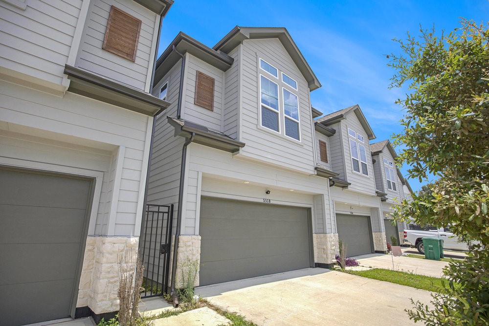 5518 Rosslyn Road Houston, TX 77091 - Photo 3 of 19 Gated front entry way!