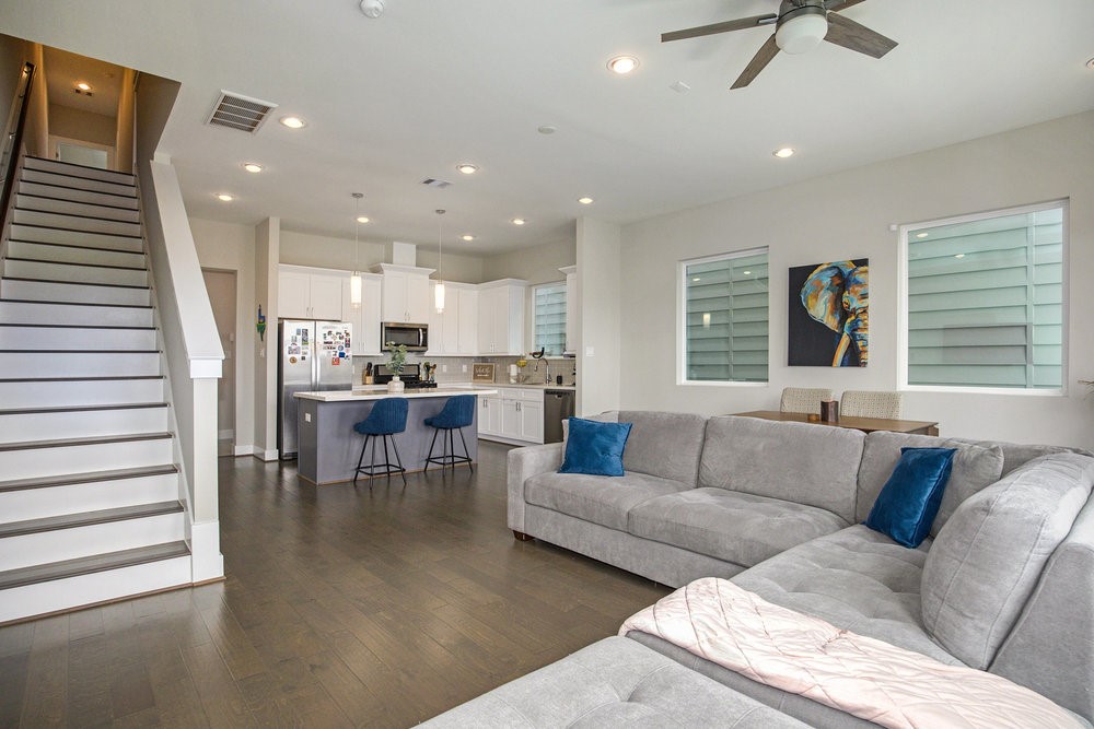 5518 Rosslyn Road Houston, TX 77091 - Photo 5 of 19 Looking into living room and kitchen from back door