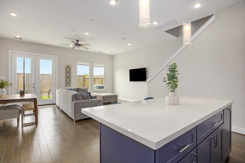 5518 Rosslyn Road Houston, TX 77091 - Photo 6 of 19 Standing in kitchen overlooking into the living and dining ares