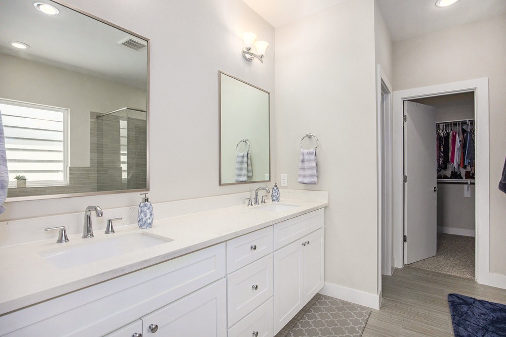 5518 Rosslyn Road Houston, TX 77091 - Photo 9 of 19 Dual sinks for ease of getting ready in the mornings!