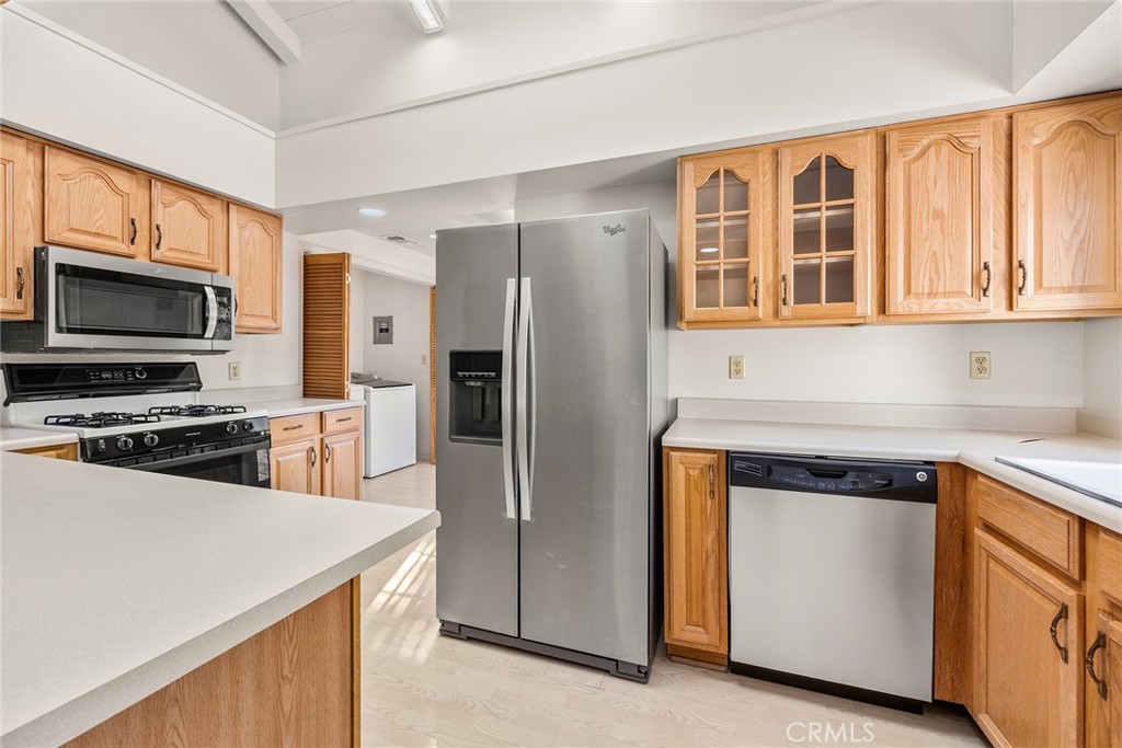 4821 Hampton Road La Canada Flintridge, CA 91011 - Photo 15 of 36 a kitchen with a stove and a refrigerator