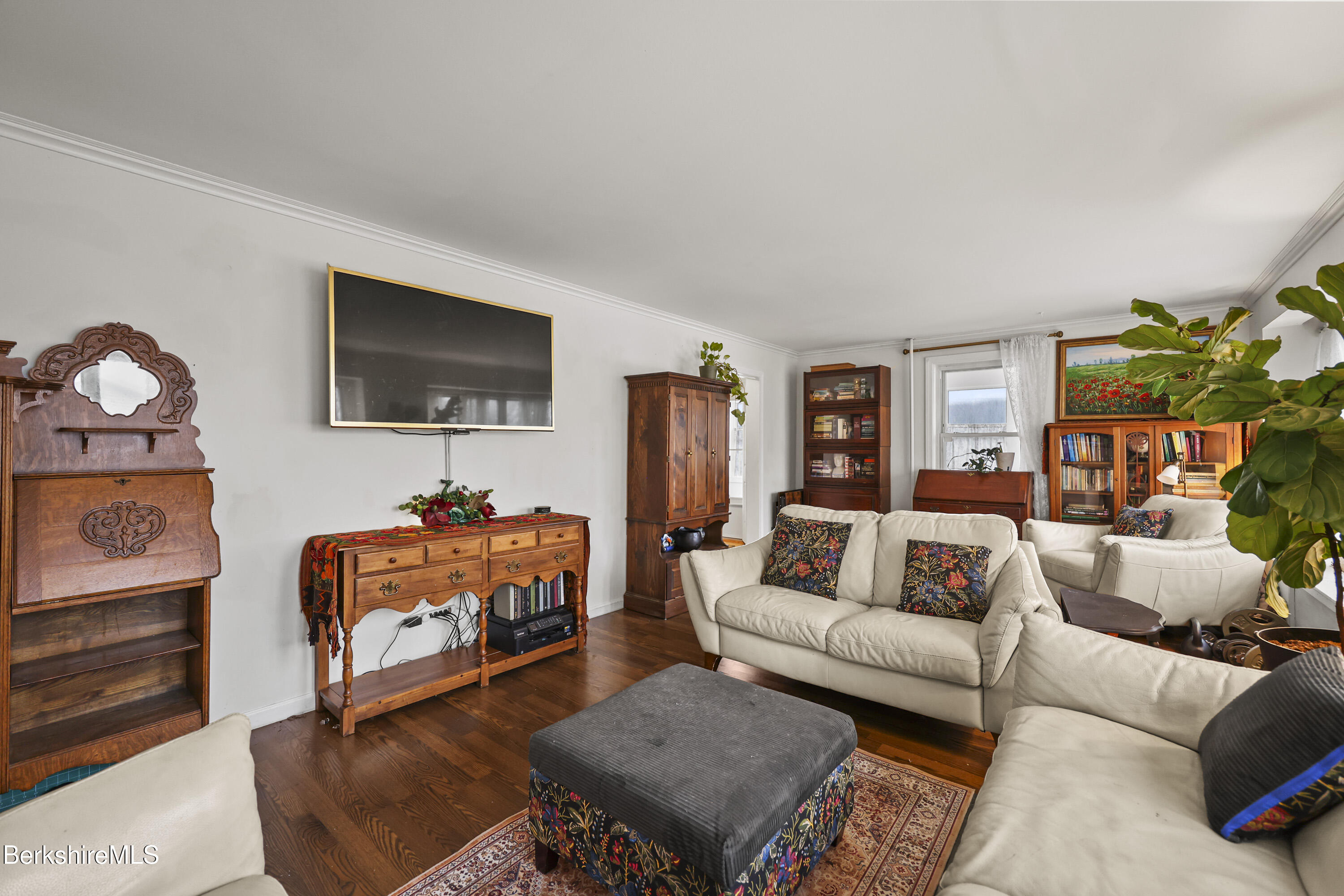 25 Calumet Street Pittsfield, MA 01201 - Photo 14 of 61 Living Room