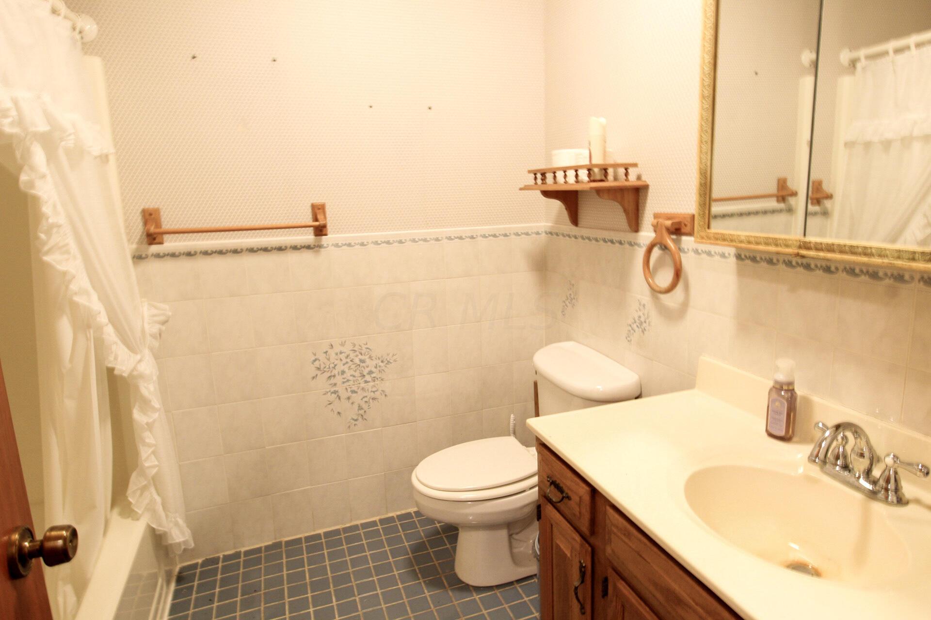 8091 Cincinnati-Zanesville Road Southwest Amanda, OH 43102 - Photo 19 of 24 Hall Bath