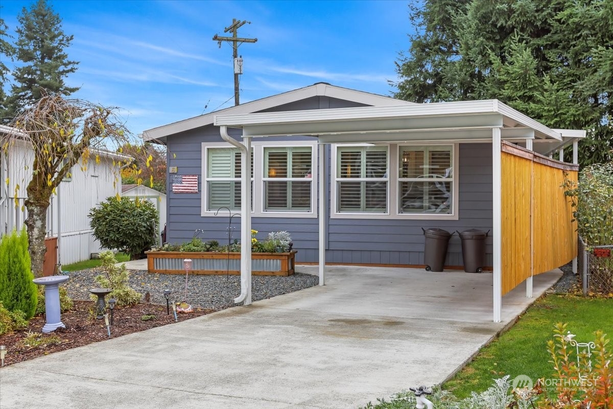 23825 15th Avenue Southeast, Unit 6 Bothell, WA 98021 - Photo 4 of 30 a front view of a house with garden