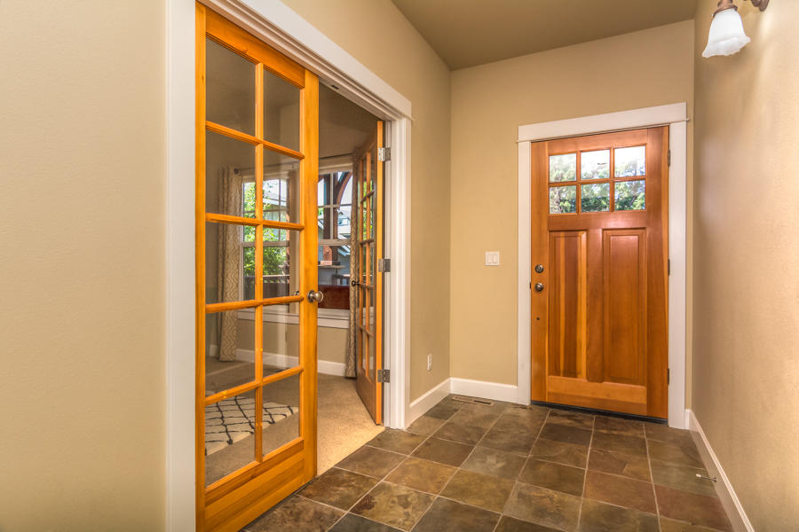 2159 Southwest 36th Court Redmond, OR 97756 - Photo 7 of 44 Front entryway.