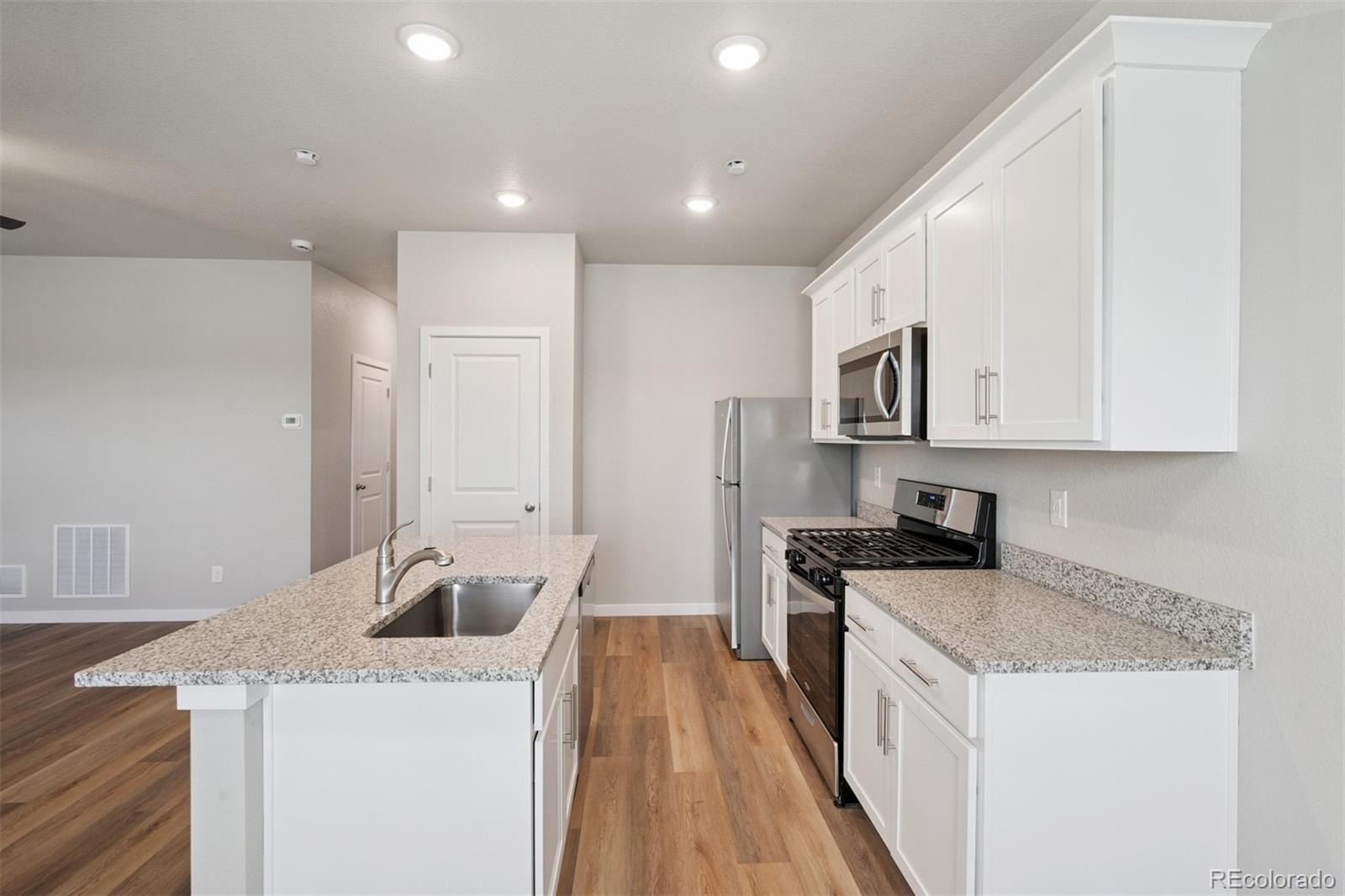 922 Montbello Avenue Fort Lupton, CO 80621 - Photo 4 of 40