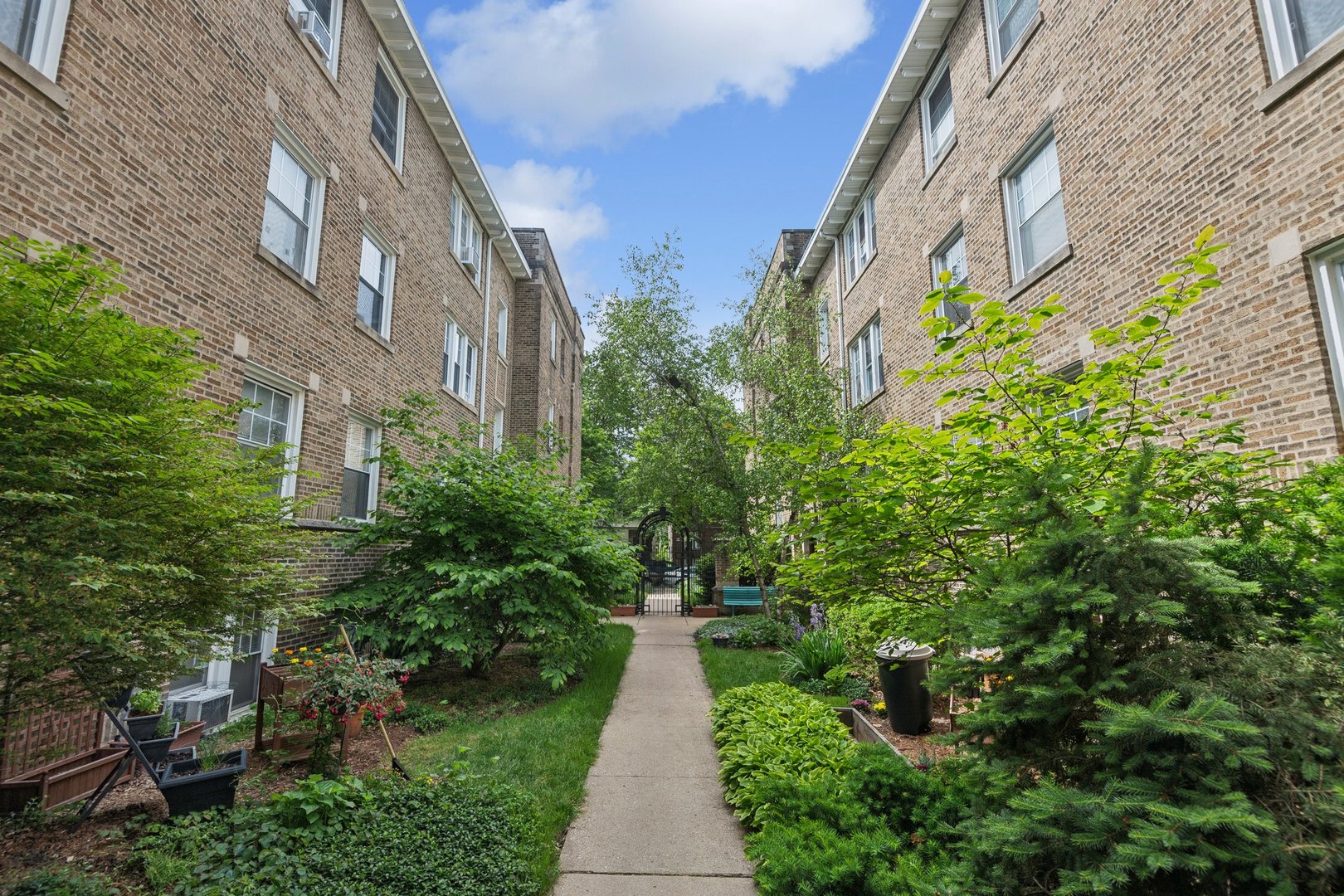 717 Reba Place, Unit 2N Evanston, IL 60202 - Photo 14 of 15