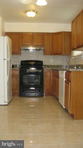 8209 Oakleigh Road Baltimore, MD 21234 - Photo 3 of 27 a view of kitchen and microwave