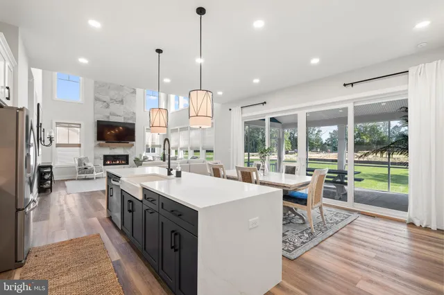 a large kitchen with kitchen island a large island in it