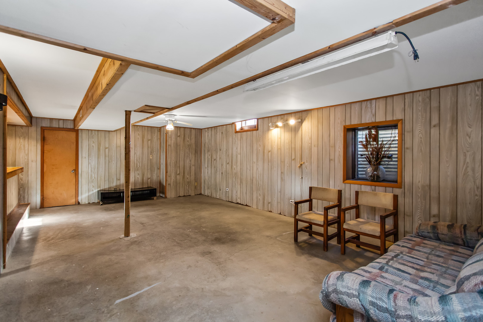 134 Virginia Court Streamwood, IL 60107 - Photo 18 of 25 a view of a livingroom with furniture and sitting area