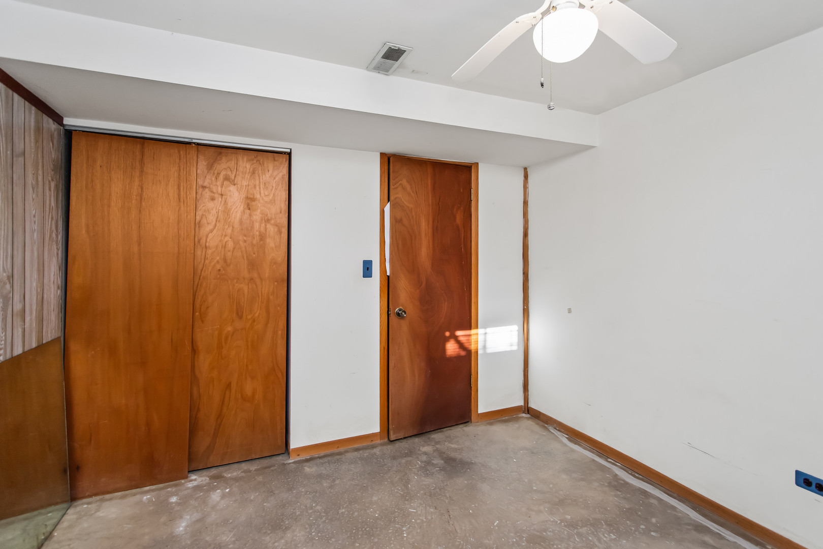 134 Virginia Court Streamwood, IL 60107 - Photo 21 of 25 an empty room with closet area