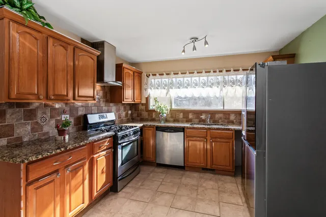 $302,500 | 134 Virginia Court, Streamwood, IL 60107