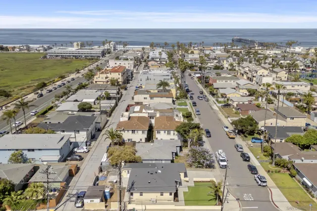 a view of backyard of the house