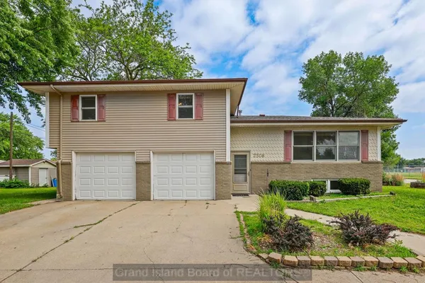 $239,900 | 2508 West 11th Avenue, Grand Island, NE 68803