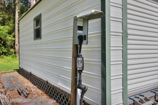 a view of a houses with yard