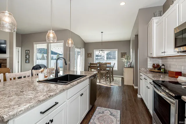 $364,900 | 10940 Fenton Cove, Roanoke, IN 46783