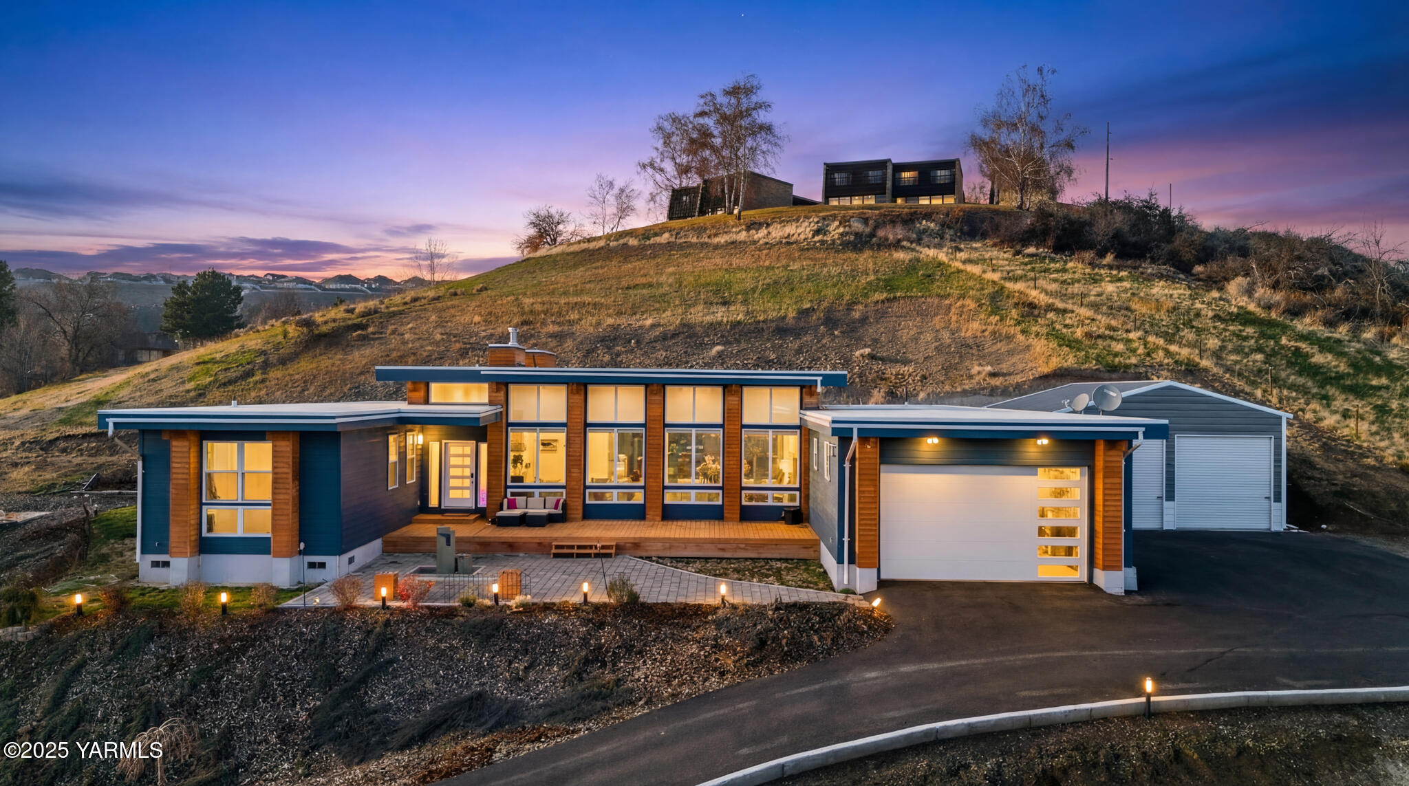 925 Goodlander Circle Selah, WA 98942 - Photo 1 of 43 a front view of a house with a yard