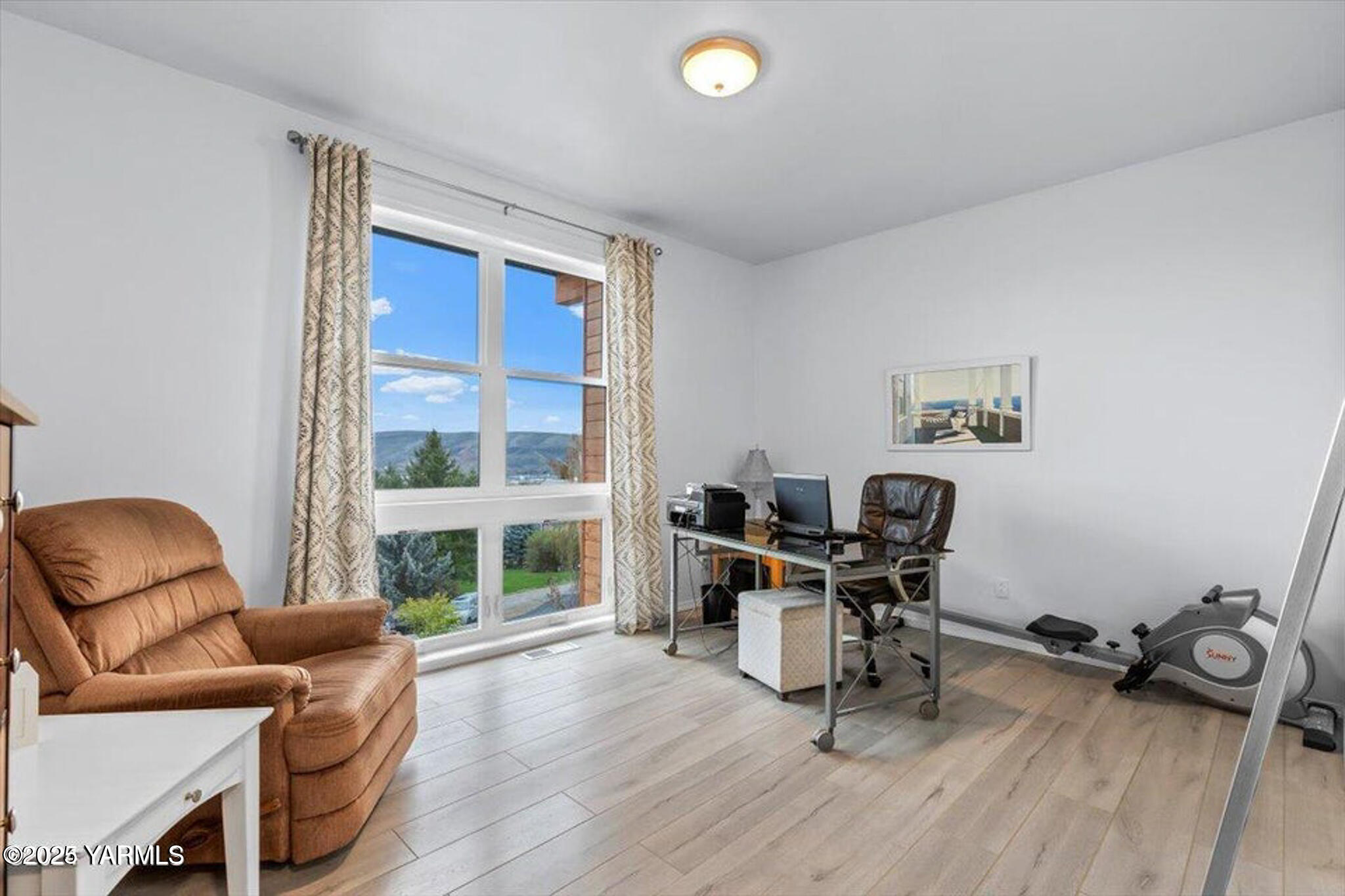 925 Goodlander Circle Selah, WA 98942 - Photo 11 of 43 0018Bedroom Three or den